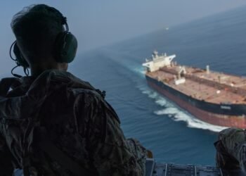 فرمانده سنتکام از تنگه هرمز بازدید کرد