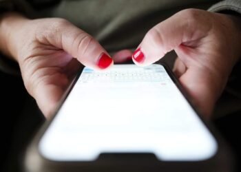Experts: Screen Time Limits Fall Short on Social Media