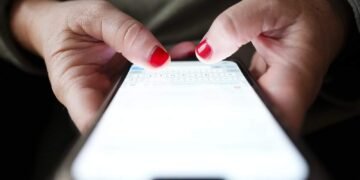 Experts: Screen Time Limits Fall Short on Social Media