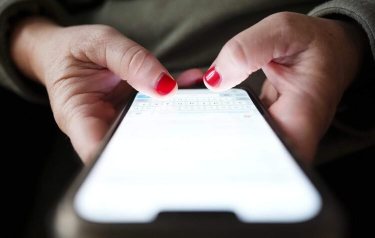 Experts: Screen Time Limits Fall Short on Social Media