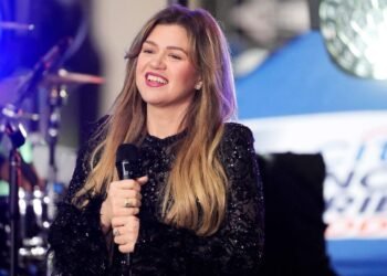 Kelly Clarkson Snubbed at Brooklyn Store