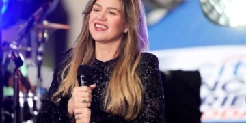 Kelly Clarkson Snubbed at Brooklyn Store