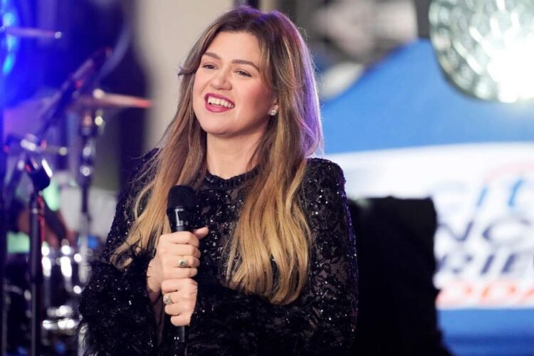 Kelly Clarkson Snubbed at Brooklyn Store
