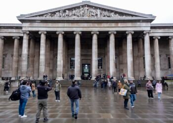 Pinault, Louvre, Lincoln Memorial: Morning Links
