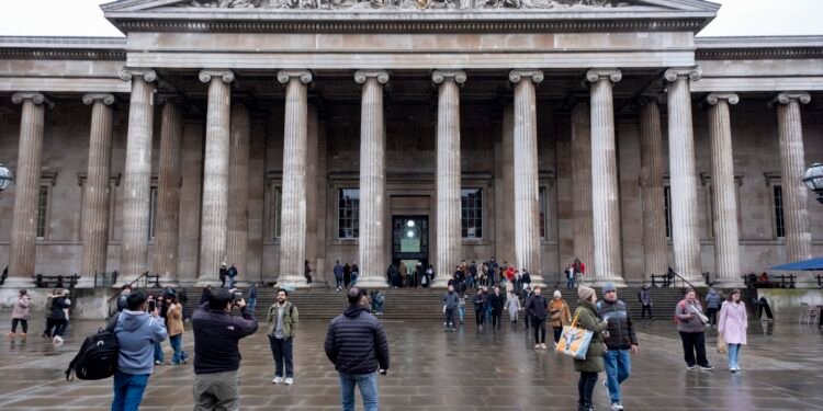 Pinault, Louvre, Lincoln Memorial: Morning Links