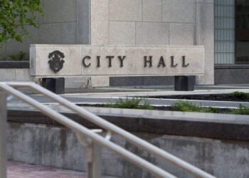 Winnipeg Mayor Candidates Clash Over Province Relations