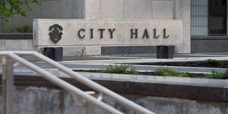Winnipeg Mayor Candidates Clash Over Province Relations